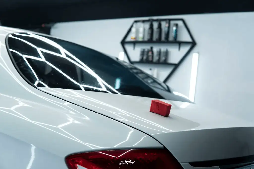 Aplikacja przyciemnianej folii na tylną szybę samochodu - Auto Diamond