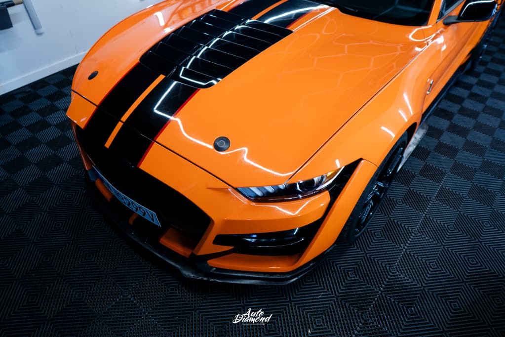 Ford Mustang GT500 w pomarańczowej folii z czarnymi pasami racing - Auto Diamond